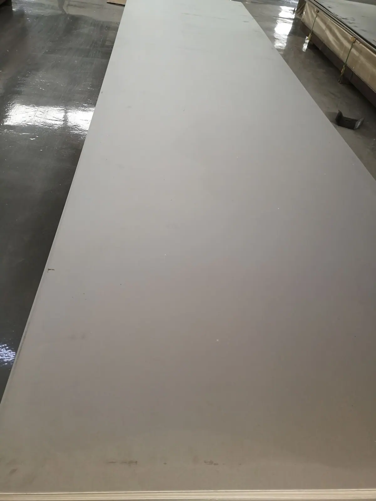 Wide titanium sheet surface
